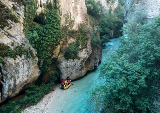 spettacolare vista aerea del rafting