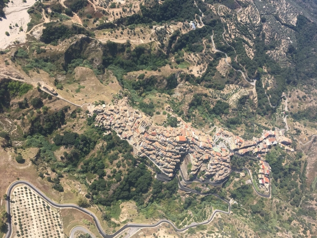 osserva il borgo medievale di badolato dall'alto