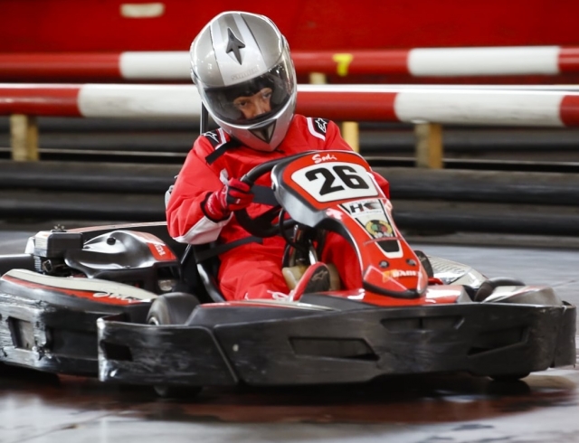 As crianças vêm e lideram o kart 