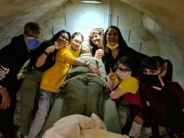  Foto mit dem Toten 