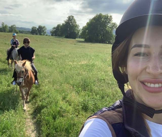  All Happy andando a cavalo em Aparma