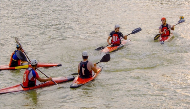 Adultos com canoa no lago 