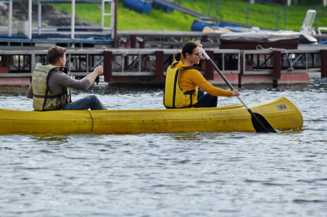  Canoagem como adultos no lago 