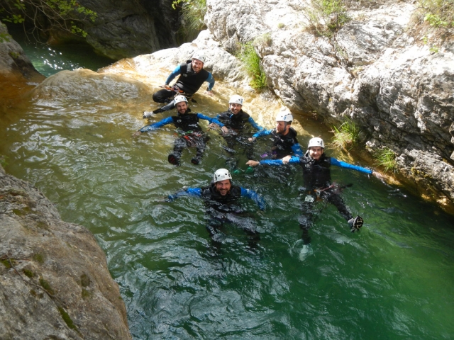  group of friends in the bed of the river fanghetto 