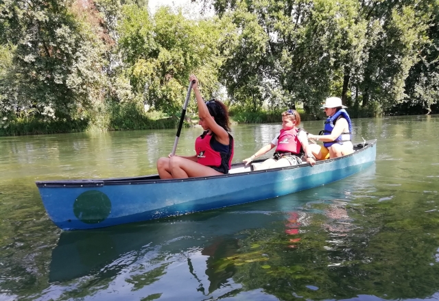 gandi e piccoli in canoa