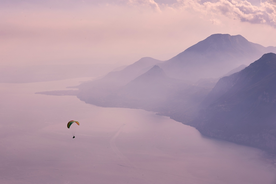  加尔达湖滑翔伞 