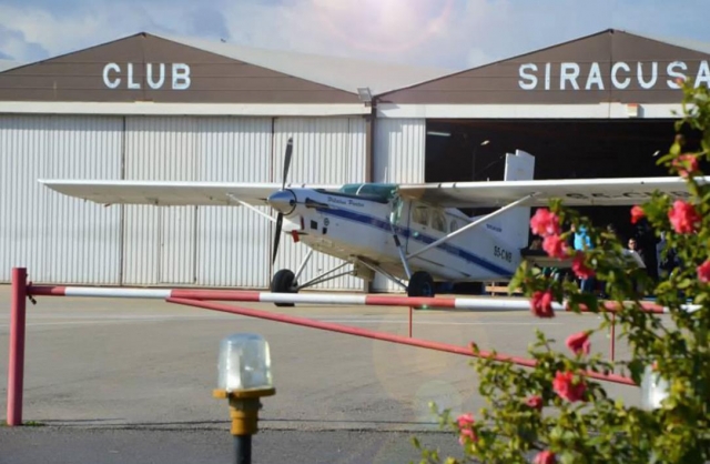  我们在航空地面等您