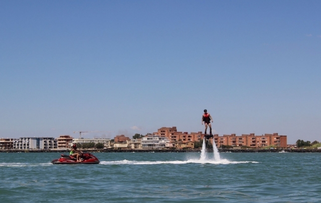  Spaß auf einem Flyboard haben 