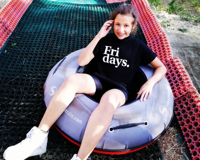  petite fille s'amusant dans notre parc à sersale 