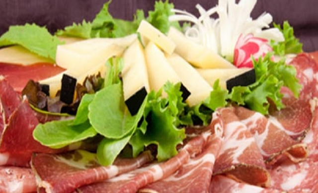  在富马内品尝腌肉和葡萄酒 