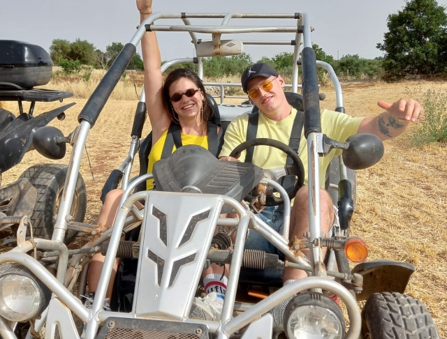  ensemble et heureux du tour en buggy