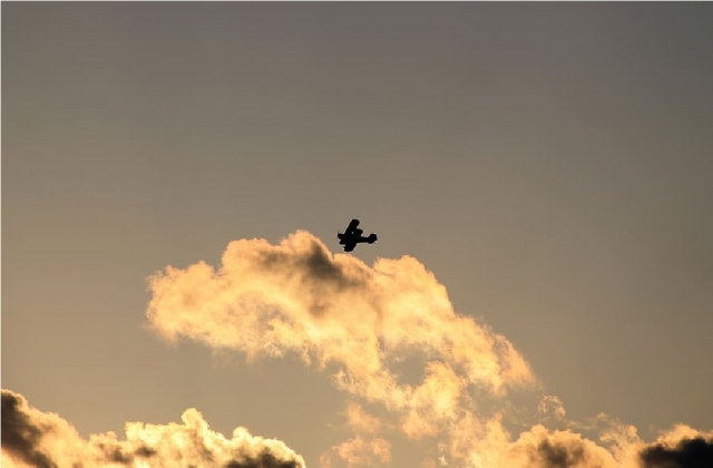  Ultraleichtflugzeug am Himmel von Monferrato 