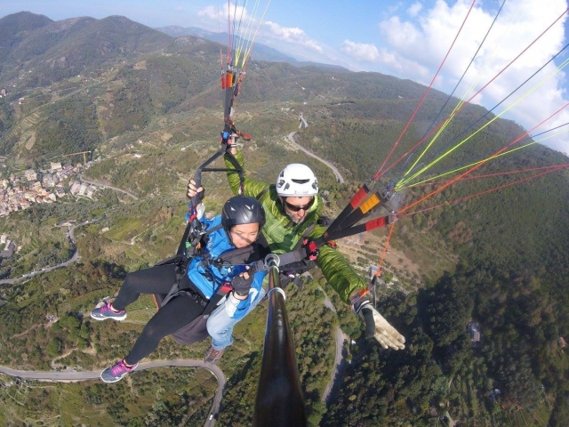 ammira sestola in parapendio
