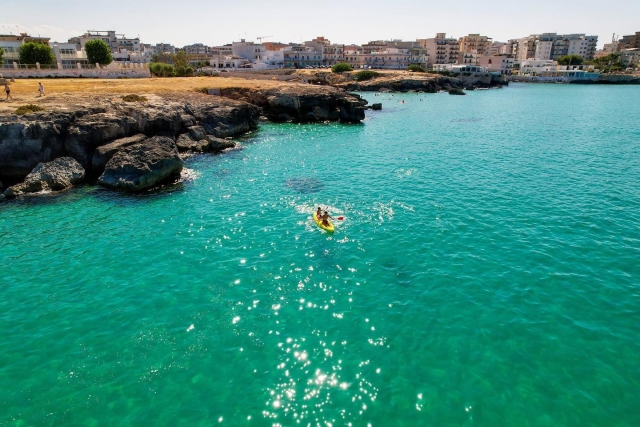  travel Monopoli on a kayak