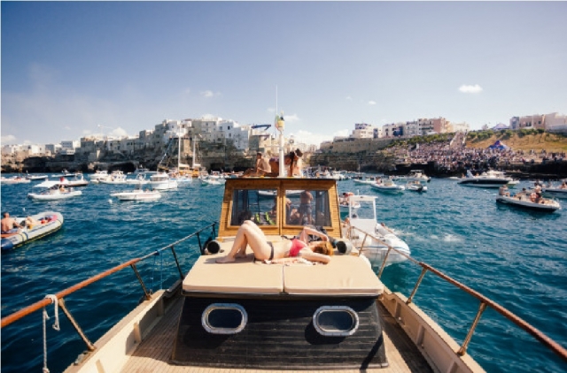  bronzer sur un bateau à Monopoli