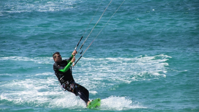uomo e sci nautico