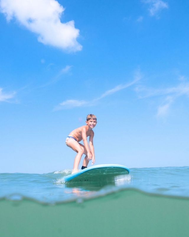 Lezione di surf in gruppo Cosmopolitan Beach di 1h