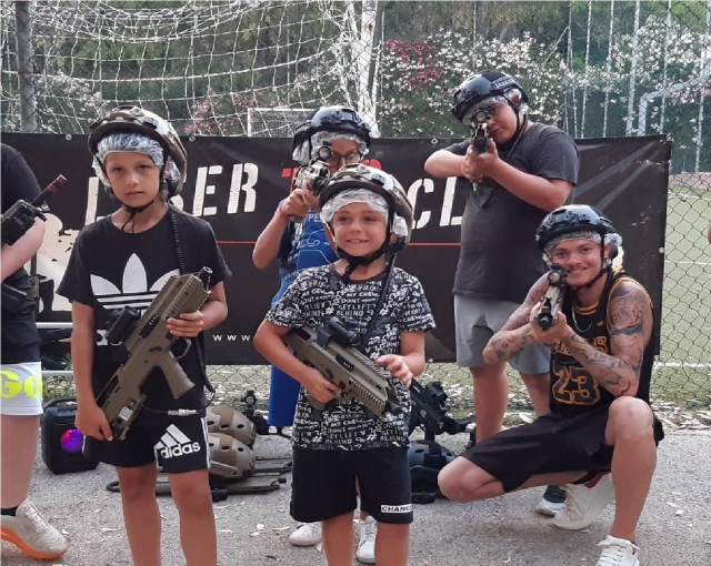 même les enfants jouent avec des lasers 