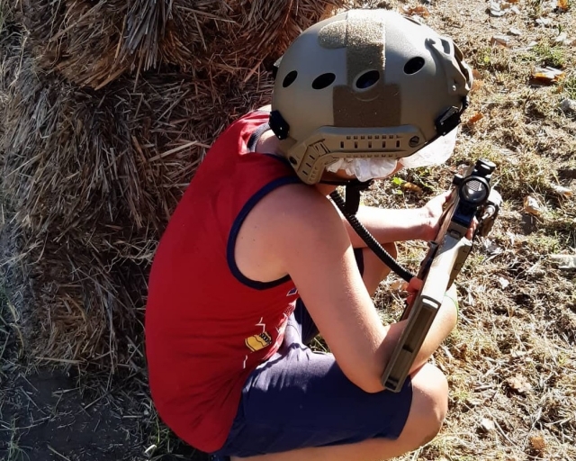  niño con arma láser 