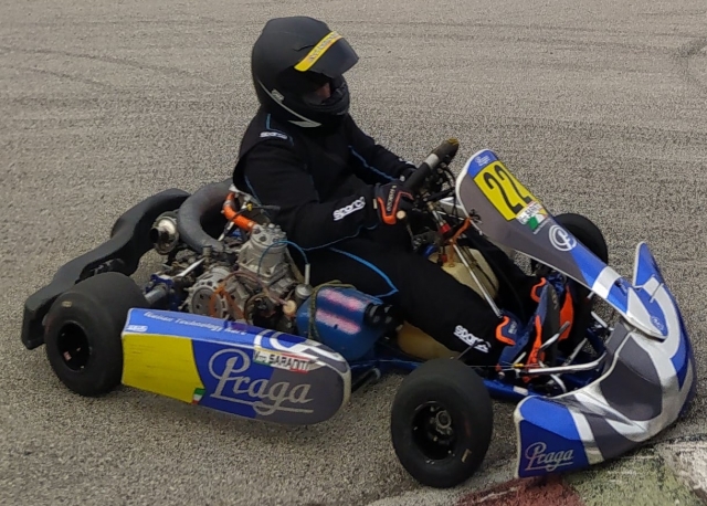  Lass uns in einem Kart fahren 