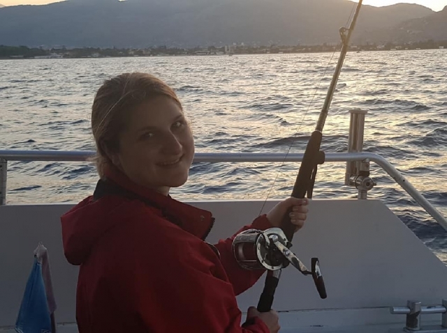 ragazza che pesca