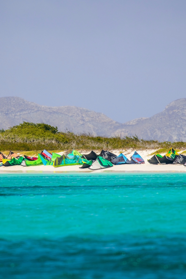 Private kitesurfing lesson on Isuledda beach 1h