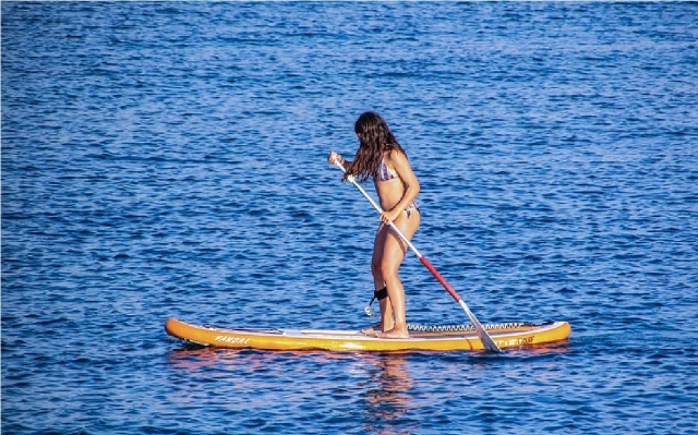  fille avec pagaie à palau