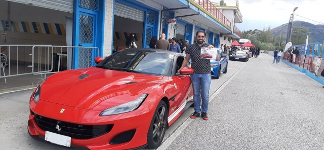 驾驶 Ferrari 458 在穆杰罗赛道上行驶 2 圈