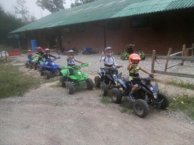  niños en quads y buggies 