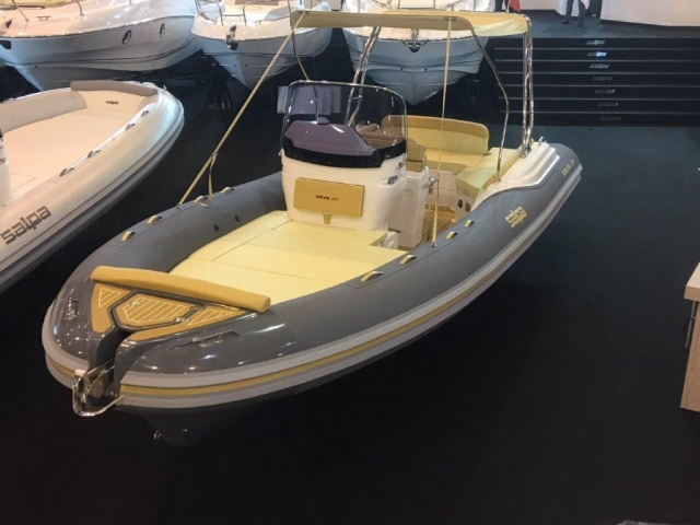 bateau pneumatique à louer à San Vincenzo 