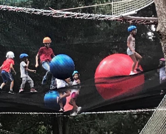  enfants heureux dans le parc aventure de buccheri 