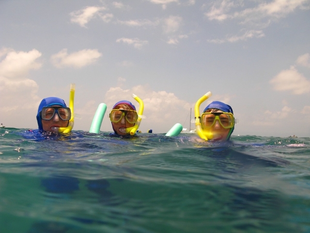 p-77679-tre-insieme-a-fare-snorkeling1649776180_16497782256302.jpg