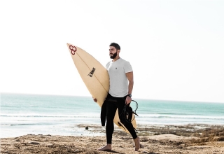 Alquiler de tabla de surf en Playa Cosmopolitan durante 1 hora