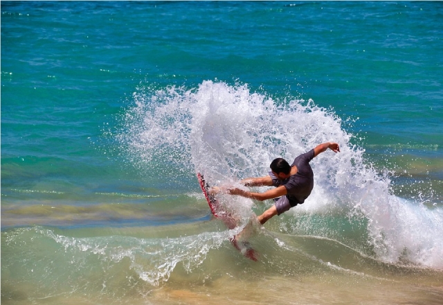 godere le onde della cosmopolitan beach