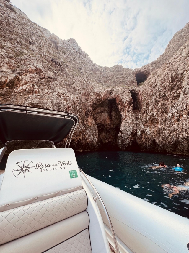  Unser wunderschönes Boot zwischen den Höhlen 