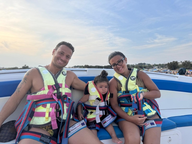  Familia lista para salir a hacer parasailing