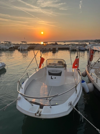 在托雷瓦多 (Torre Vado) 租船并拥有航海执照