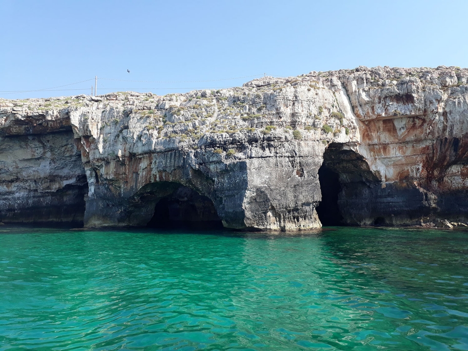  清澈的海水和悬崖 