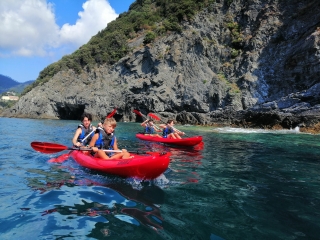 Escursione in kayak alla Grotta Maimuna di 3h