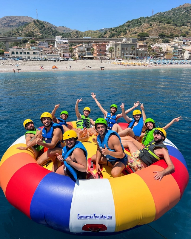 tutti sul nostro mega divano