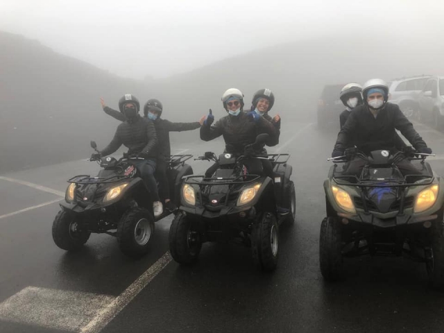  在雾中四轮摩托车 