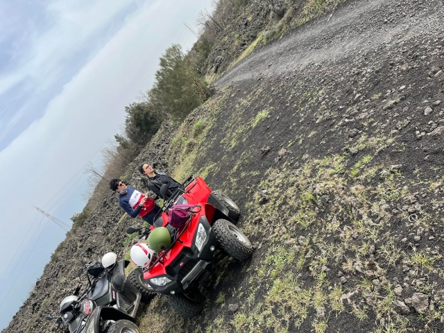  在土路上四轮摩托车