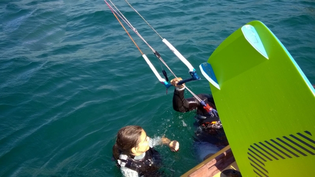  divertirse haciendo kitesurf 