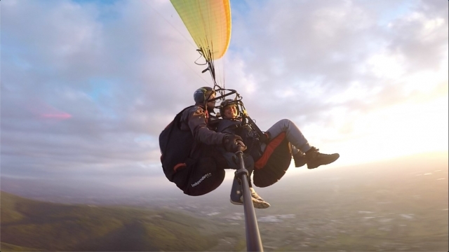  Gleitschirmflug bei Sonnenuntergang