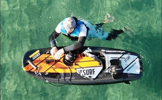 jet surf dans les eaux cristallines 