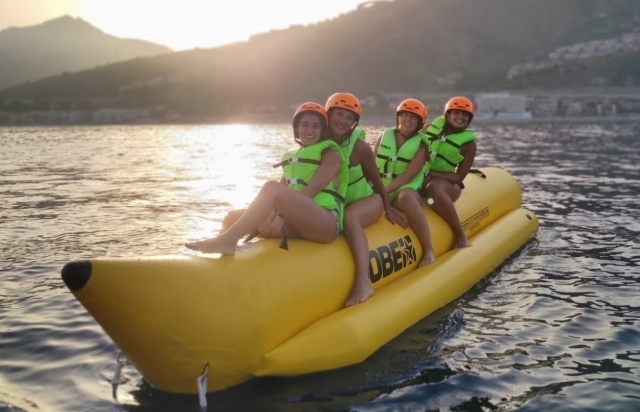  im Bananenboot bei Sonnenuntergang