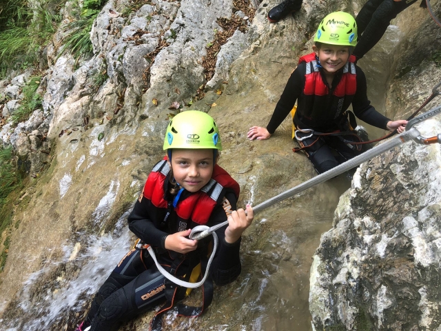 enfants pendant le canyoning 