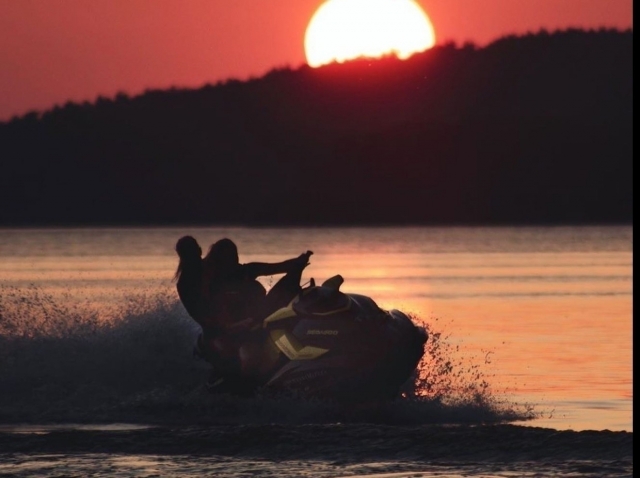  Jet-Surfen bei Sonnenuntergang 