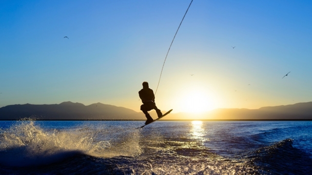 wakeboard au coucher du soleil 