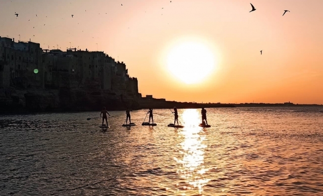 in sup al tramonto